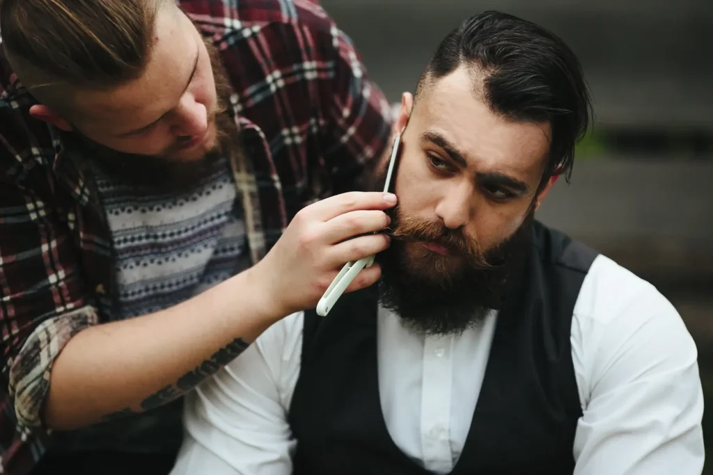 Barbero afeitando hombre