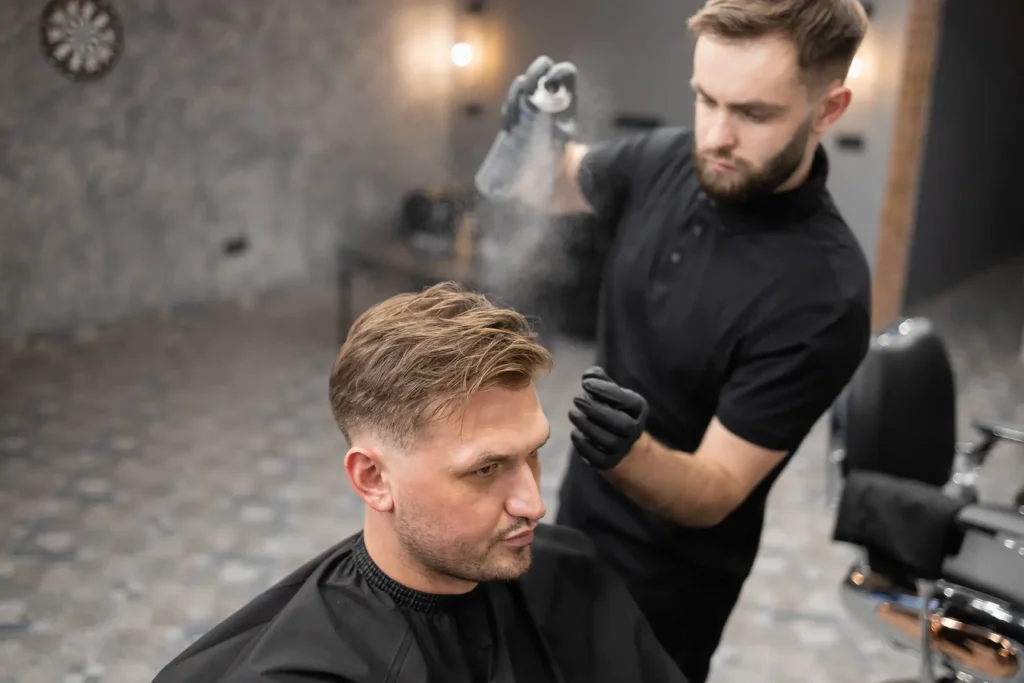 Peluquero aplicando productos de alta calidad