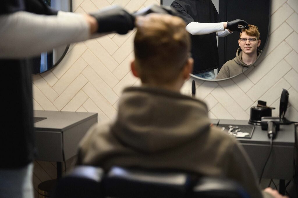 Foto de joven observando corte de pelo