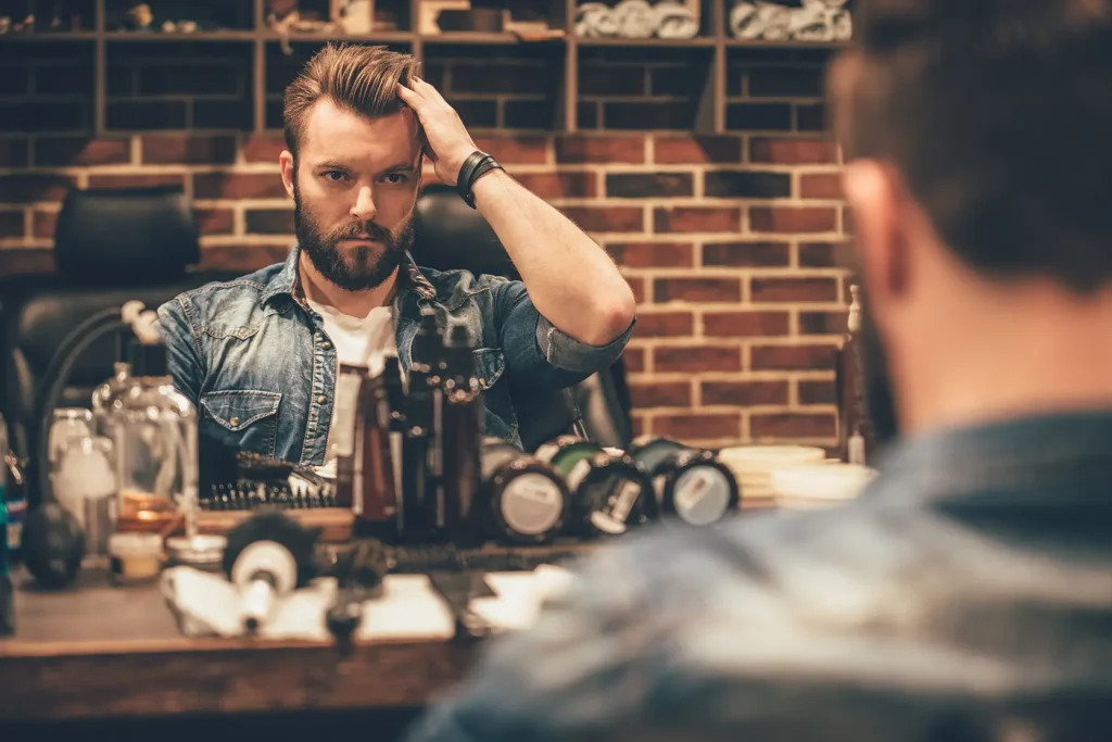 Hombre observando nuevo look